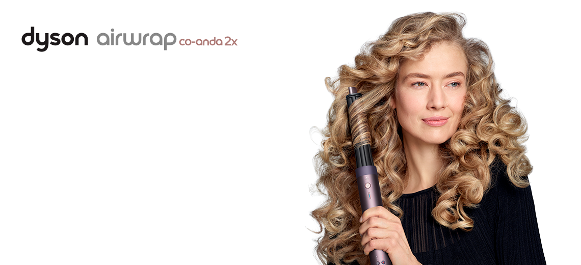 Model cu păr ondulat folosind Dyson Airwrap Co-anda2x