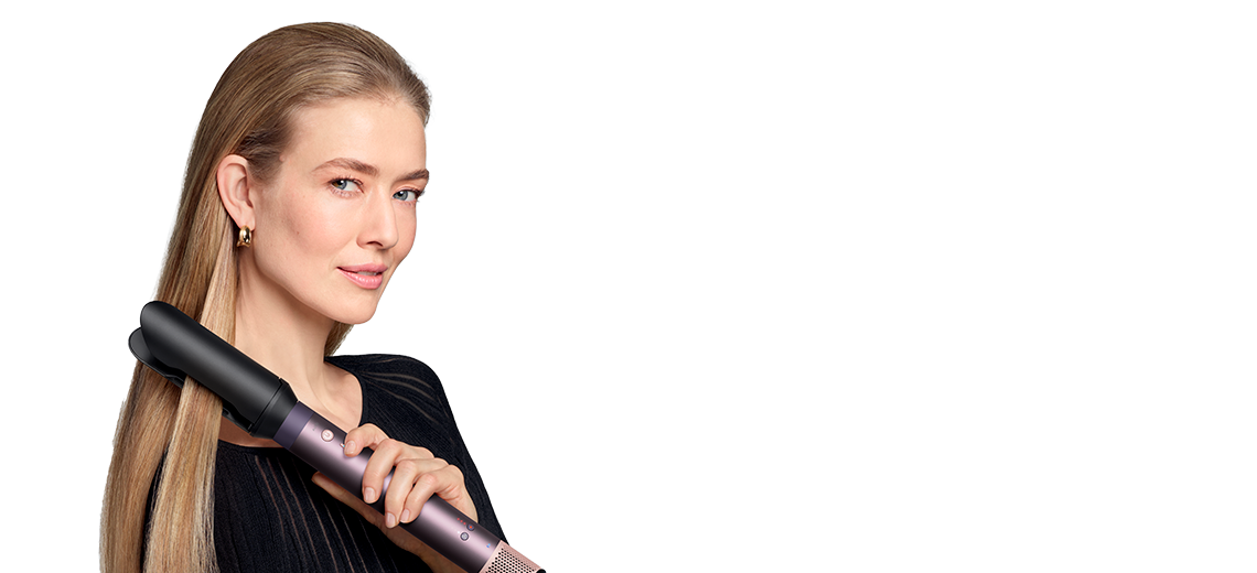 Model folosind accesoriul de uscare Dyson Airwrap