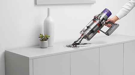 Aspiratorul Dyson V10 folosit ca aspirator de mână