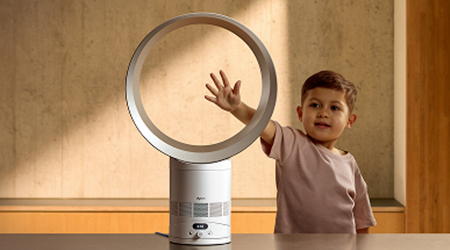 Ребёнок рядом с вентилятором Dyson Cool