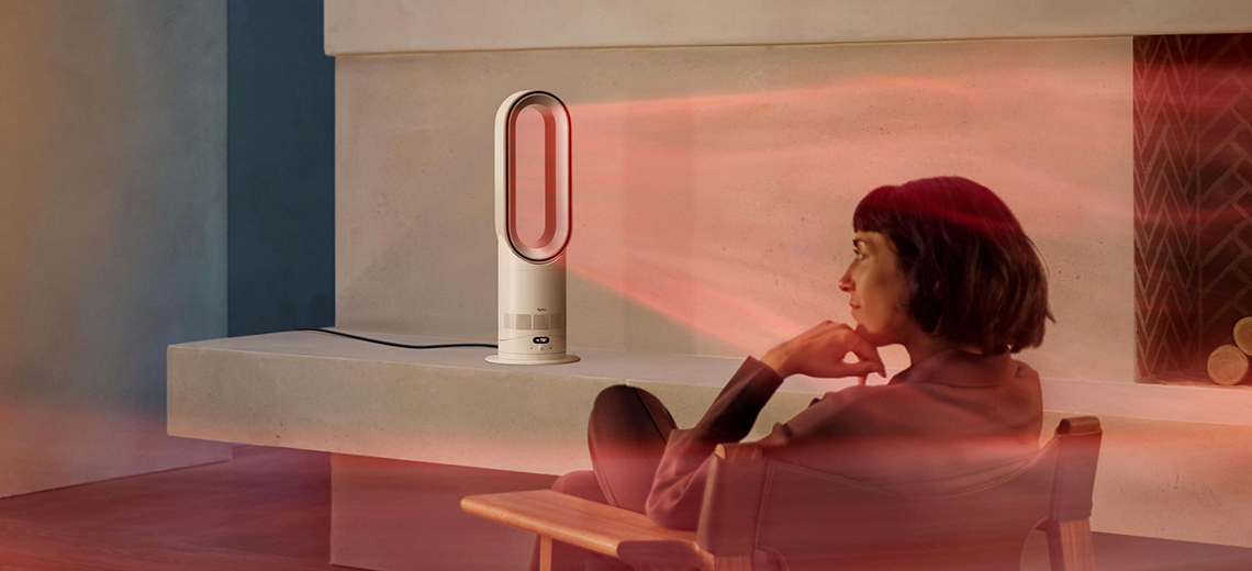 Dyson Hot+Cool încălzește camera în timp ce o femeie se relaxează