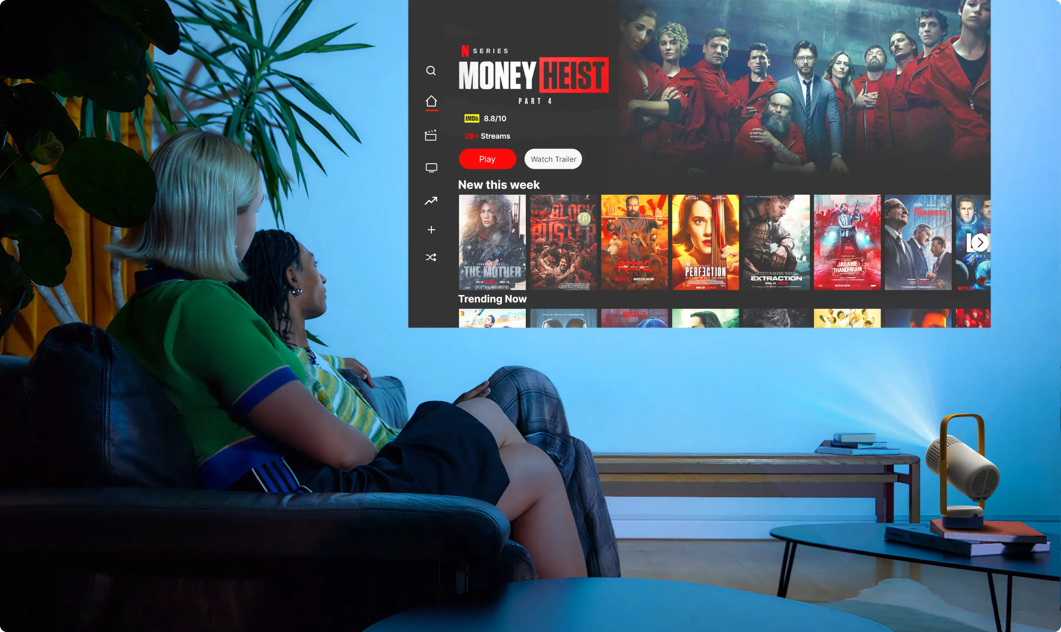 Prieteni urmăresc Netflix proiectat pe un ecran mare cu Vibe One